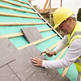 Nieuwe dakleien plaatsen in Oudenaarde