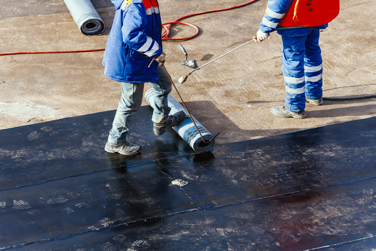 Plaatsing van een nieuw plat dak in roofing